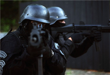 What kind of flashlight do the security guards need?